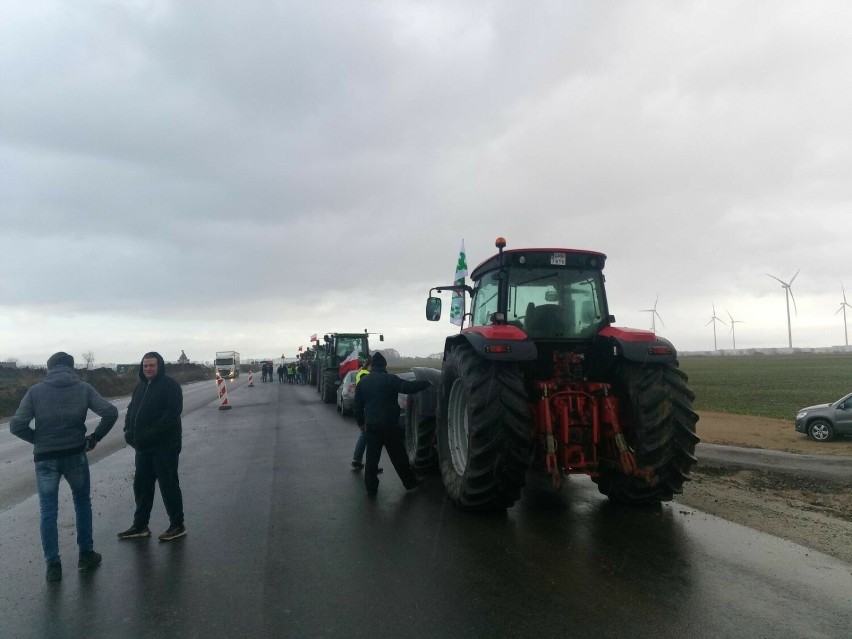 Rolnicy z powiatu malborskiego dołączyli do ogólnopolskiego protestu. 30 traktorów stoi na krajowej "22" w Kończewicach. Problemy na DK 55