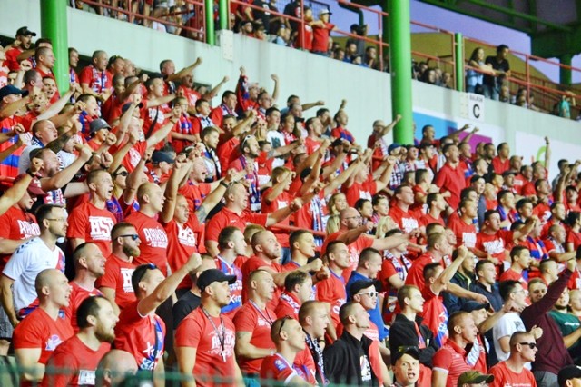 Kibice podczas kolejnego meczu Rakowa Częstochowa w Bełchatowie w okolicach stadionu przy ulicy Sportowej nie będą mogli zakupić alkoholu