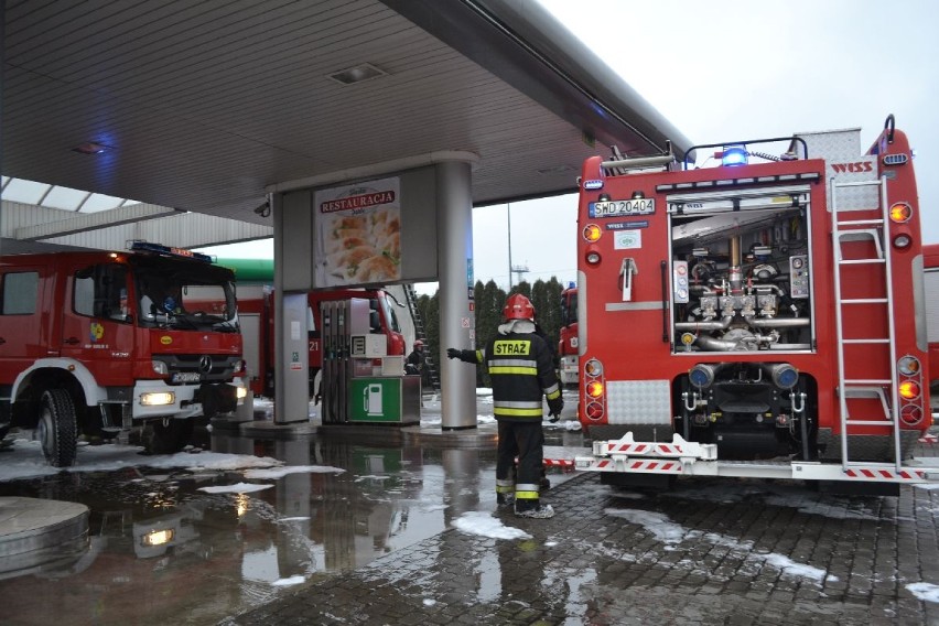 Strażacy gasili budynek sklepu stacji benzynowej