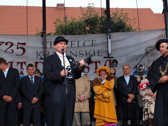 Trudno doprawdy uwierzyć... 18 czerwca w Strzelcach Krajeńskich miały miejsce Jubileuszowe Obchody 725-lecia miasta. Burmistrz Tadeusz Feder z kluczem do bram miasta