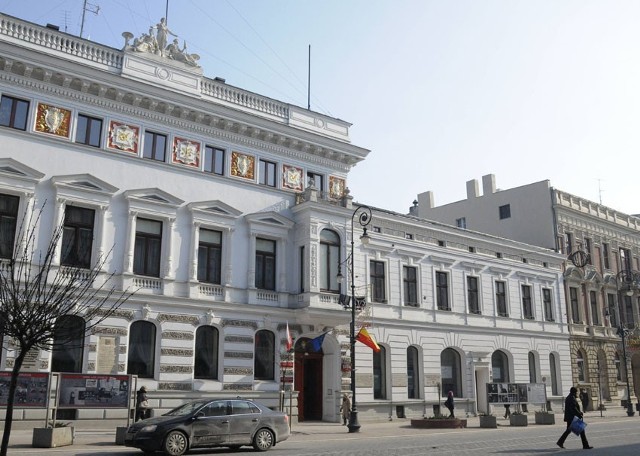 W budynkach przy ul. Piotrkowskiej 104, gdzie mieszczą się Urząd Miasta Łodzi i Urząd Wojewódzki, pracuje około 2 tys. osób.