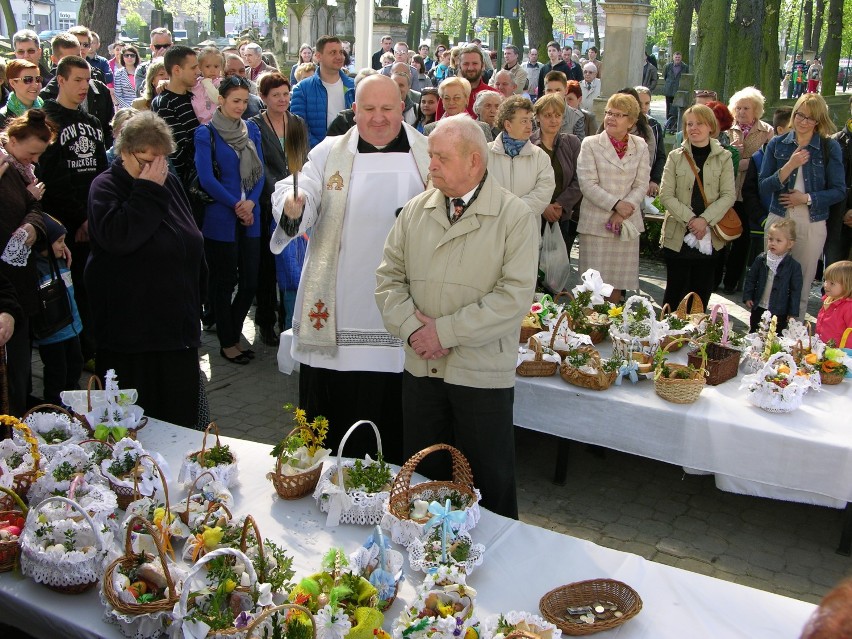 Wielkanocne święcenie potraw w Skierniewicach odbywało się w...