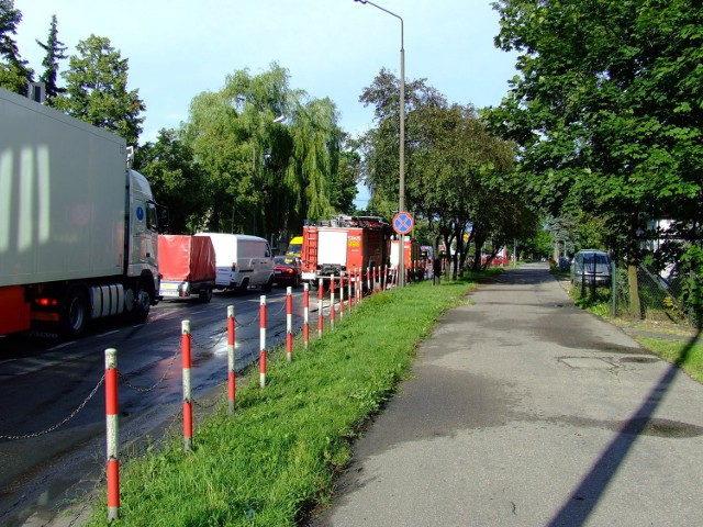 Ulica Sienkiewicza w okolicach ul Warckiej, i jeden pas ruchu zajęty przez strażaków, którzy neutralizują rozlany olej. Fot. Piotr Andrzejak
