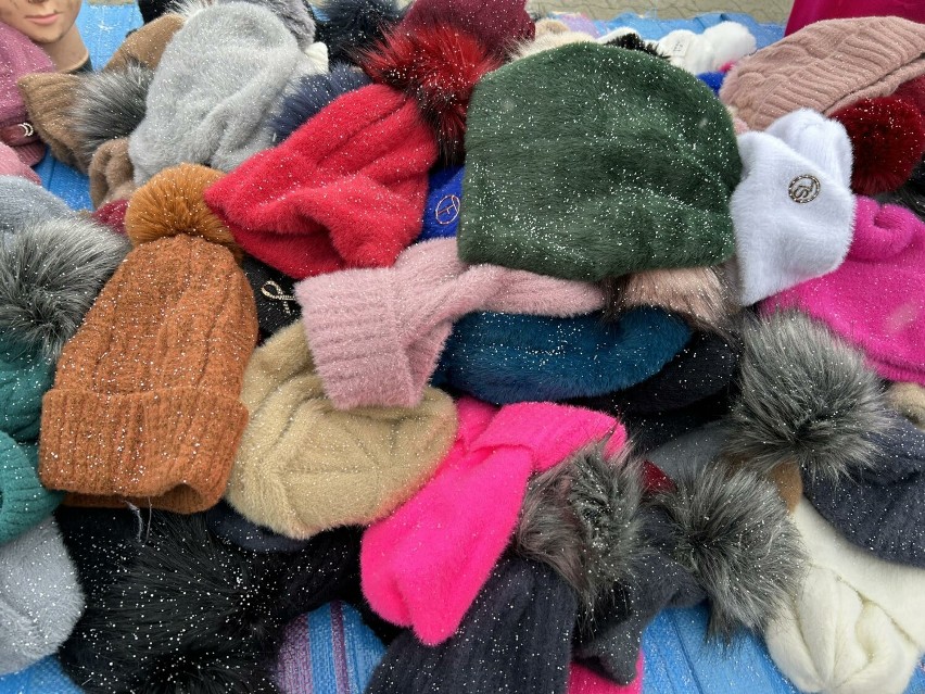 Futerka, kożuszki, kurtki, swetry, płaszcze... Oto perełki dzisiejszej giełdy przy Dworaka w Rzeszowie