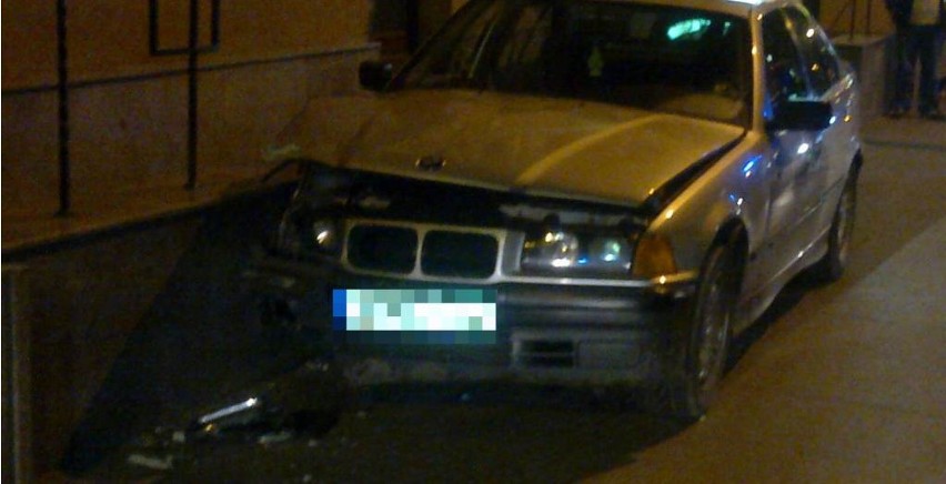 Opole: Kierowca BMW stracił panowanie nad autem i wjechał w budynek przy ulicy Reymonta