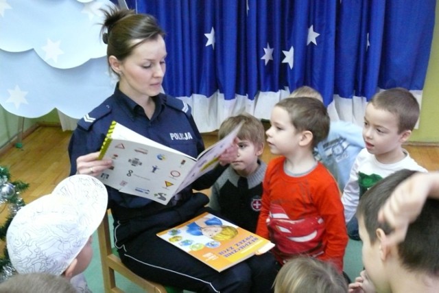 Policja w Chodzieży czytała dzieciom z Przedszkola nr 5 [FOTO]