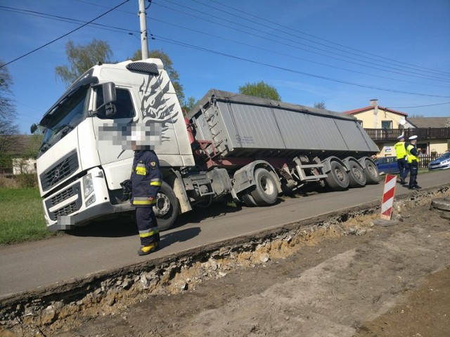 Wypadek na ulicy Sobieskiego w Nędzy. Ciężarówka zawisła na krawędzi jezdni
