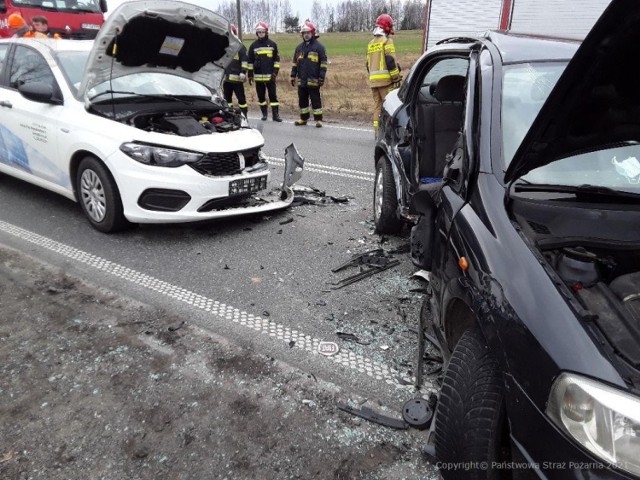 Wypadek na DK 91 w Srocku: zderzyły się opel i fiat, jedna osoba została ranna