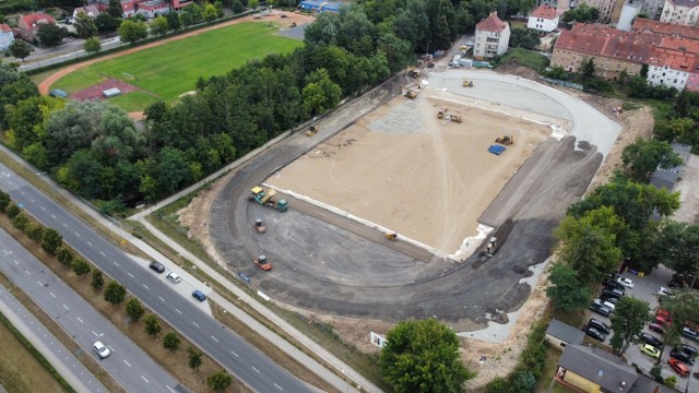 Nie ma już śladu po byłym boisku piłkarskim - za to widoczny jest dokładny zarys ośmiotorowej bieżni.