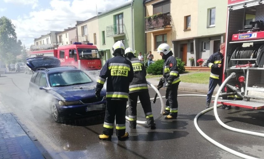 Pożar samochodu w Skokach.  Interweniowała straż pożarna [ZDJĘCIA] 