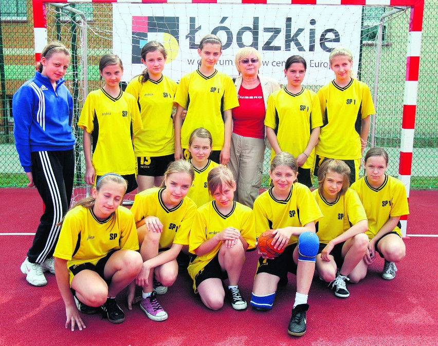 Brązowe medalistki w kategorii dziewcząt 11-13 lat: Zgierz -...