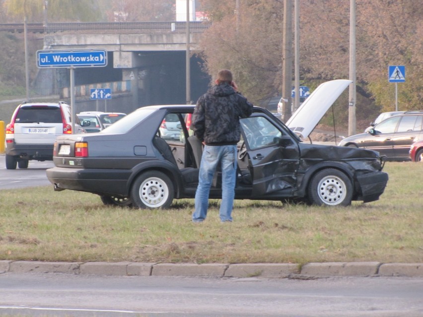 Stłuczka na skrzyżowaniu ul. Diamentowej z ul. Wrotkowską.