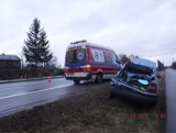 Łazy. Wypadek na DK94 w Łazach, ciężarówka skasowała tył osobowej skody, dwie osoby trafiły do szpitala [ZDJĘCIA]