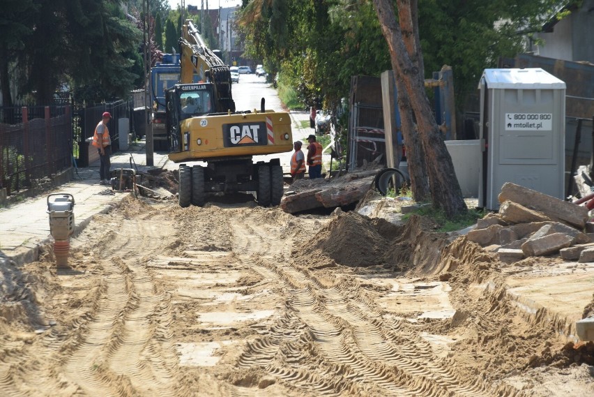 Trwają prace przy układaniu rur kanalizacyjnych na ulicy Ciemnej w Radomiu. Ulica na razie jest zablokowana
