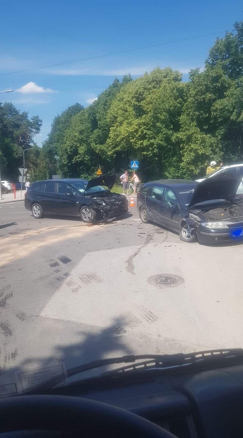 Wypadek w Smardzewicach. Zderzyły się dwa samochody osobowe ZDJĘCIA