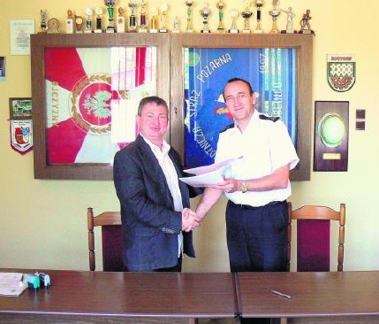 Podpisanie umowy na drugi etap rozbudowy komendy powiatowej straży pożarnej.