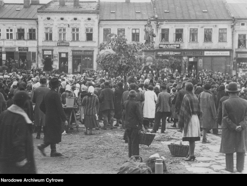 Rzeszów. Handlujący pod pomnikiem Tadeusza Kościuszki. 1918...
