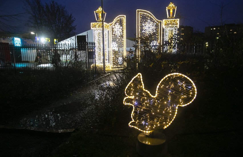 Wola Park gotowa na święta. Magiczna iluminacja, lodowisko i jarmark bożonarodzeniowy [ZDJĘCIA]