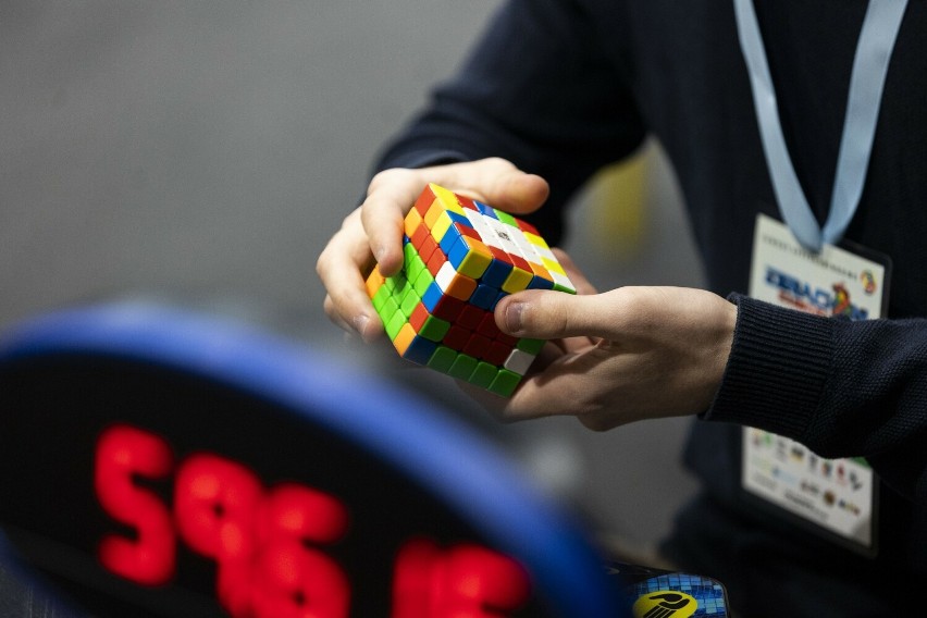 W Krakowie odbywają się zawody w układaniu kostki Rubika.