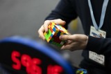 Kraków. Szybkość błyskawicy i niezwykła precyzja: mistrzowie układania kostki Rubika na czas pokazują swoje możliwości