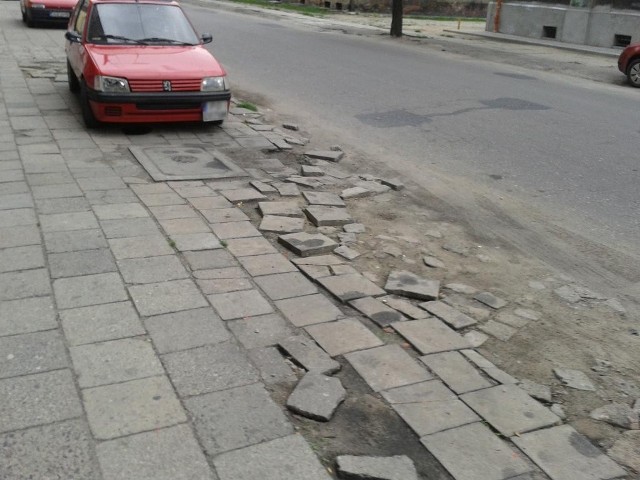 Na ulicy Kolejowej w Poznaniu chodnik to raczej wyrób "chodnikopodobny". Uszkodzić można nawet auto