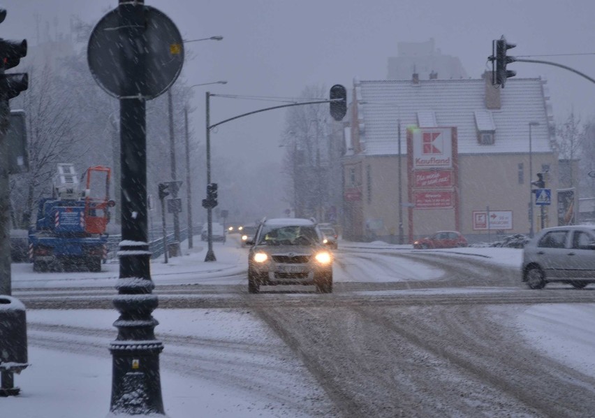 Trudne warunki na malborskich drogach [ZDJĘCIA]. Mocno padał śnieg