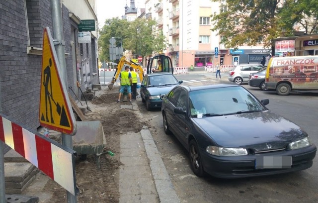 Koparki pracowały tuż obok zaparkowanych samochodów, co zdaniem czytelnika, narażało auta na uszkodzenia i zabrudzenia.