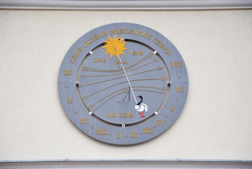 Na Ratuszu zawieszono zegar słoneczny, który będzie odliczal czas mieszkańców Raszkowa przez następne 100 lat