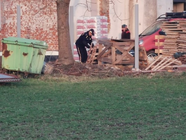 Kości prawdopodobnie kilku osób na terenie komisariatu w Brześciu Kujawskim znaleziono w listopadzie ubiegłego roku.