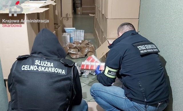 Prawie 400 kg tytoniu i ponad 660 tysięcy papierosów przejęli w powiecie sępoleńskim funkcjonariusze Straży Granicznej z Ustki i Krajowej Administracji Skarbowej.