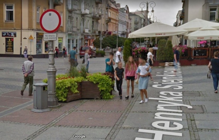 Mamy Cię! Upolowani przez pojazd z logo Google na ulicach Kielc. Są nowe zdjęcia. Może to Ty jesteś na którymś z nich? 