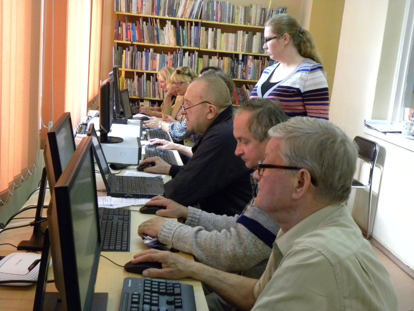 Seniorzy z Raciborza na kursie komputerowym