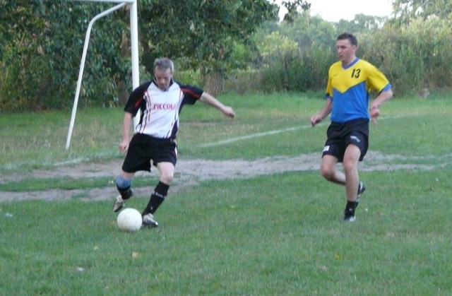 W meczu zespołów walczących o zwycięstwo w lidze oldbojów górą byli zawodnicy Kluczevii. W pierwszej części strzelili gola ekipie Piccolo, a w drugiej Marek Ufnowski (z prawej) i jego koledzy skutecznie się bronili i utrzymali prowadzenie.