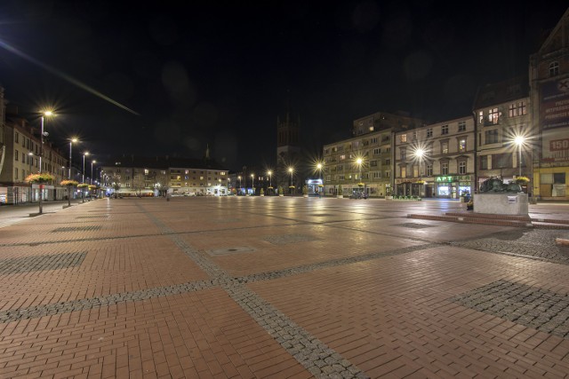 Rynek w Bytomiu wieczorem lśni pełnym blaskiem.