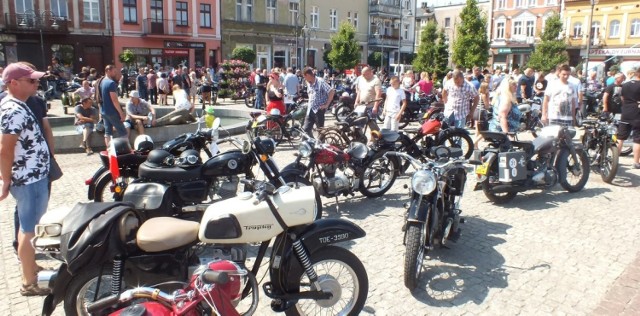 Około 150 „pełnoletnich” motocykli zaparkowało na placu Jana Pawła II w Wąbrzeźnie. Najstarsze z nich miały 90 lat