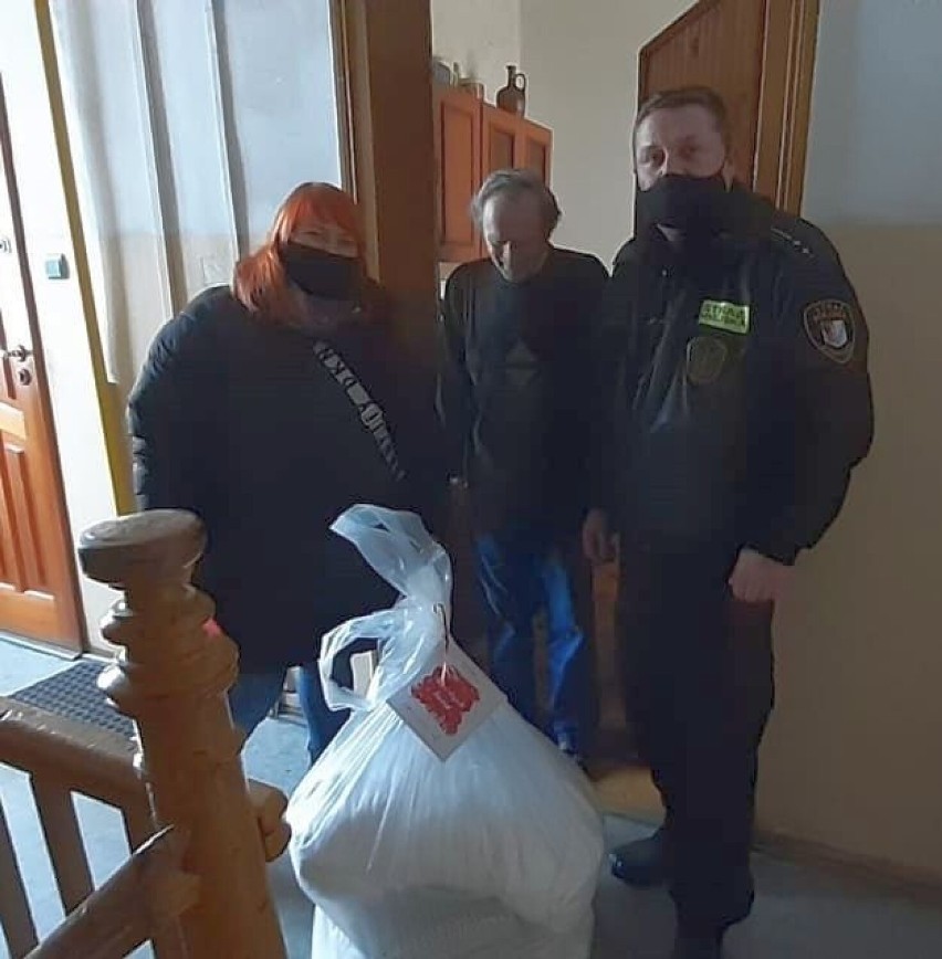 Strażnicy miejscy razem z pracownikami socjalnymi rozdają świąteczne paczki potrzebującym mieszkańcom Stargardu