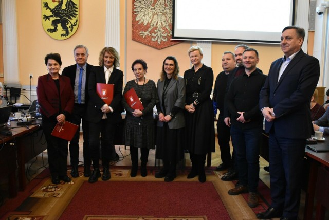 Pamiątkowe zdjęcie osób zaangażowanych w prace człuchowskiego sztabu Wielkiej Orkiestry Świątecznej Pomocy z władzami miasta