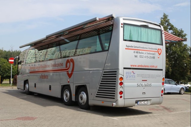 Krwiodawstwo w Jastrzębiu: mobilny ambulans na parkingu