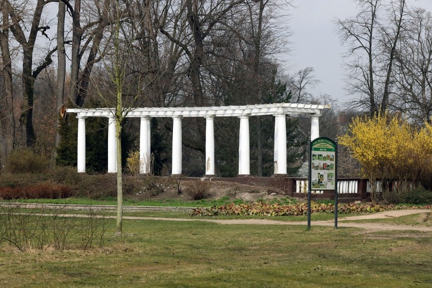 Pusty Park Miejski w Legnicy, boimy się koronawirusa! [ZDJĘCIA]