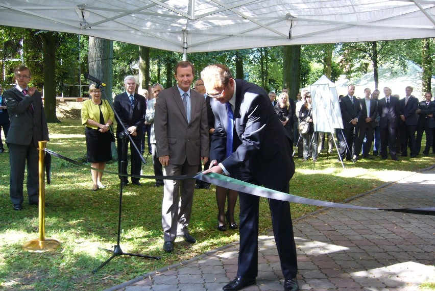 Wiceprezes KGHM Wojciech Kędzia otworzył wystawę maszyn.