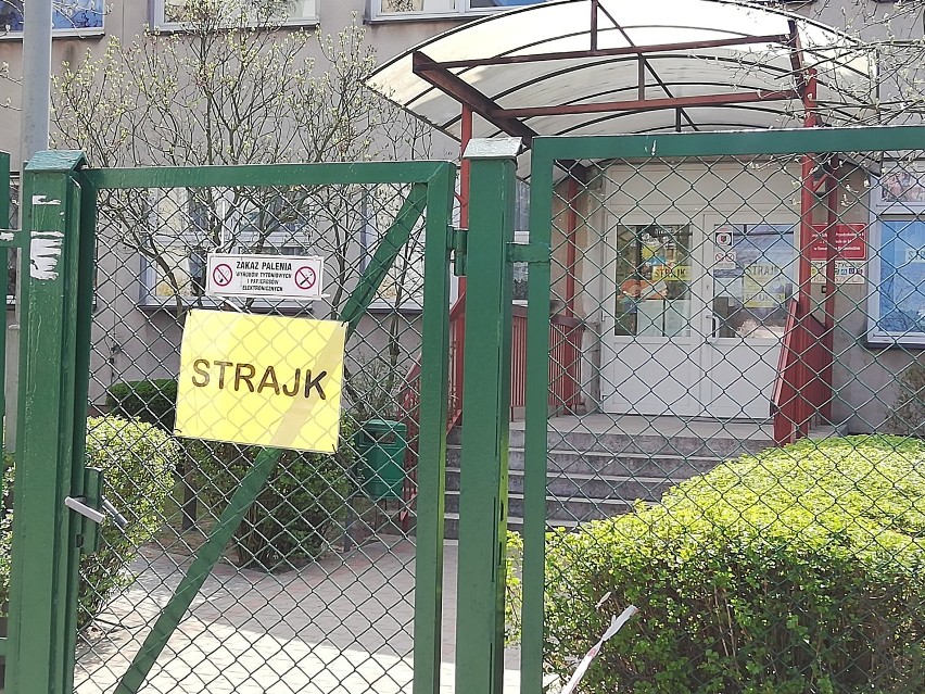Strajk nauczycieli w Tomaszowie Maz. Od poniedziałku zamknięte szkoły i przedszkola [ZDJĘCIA]