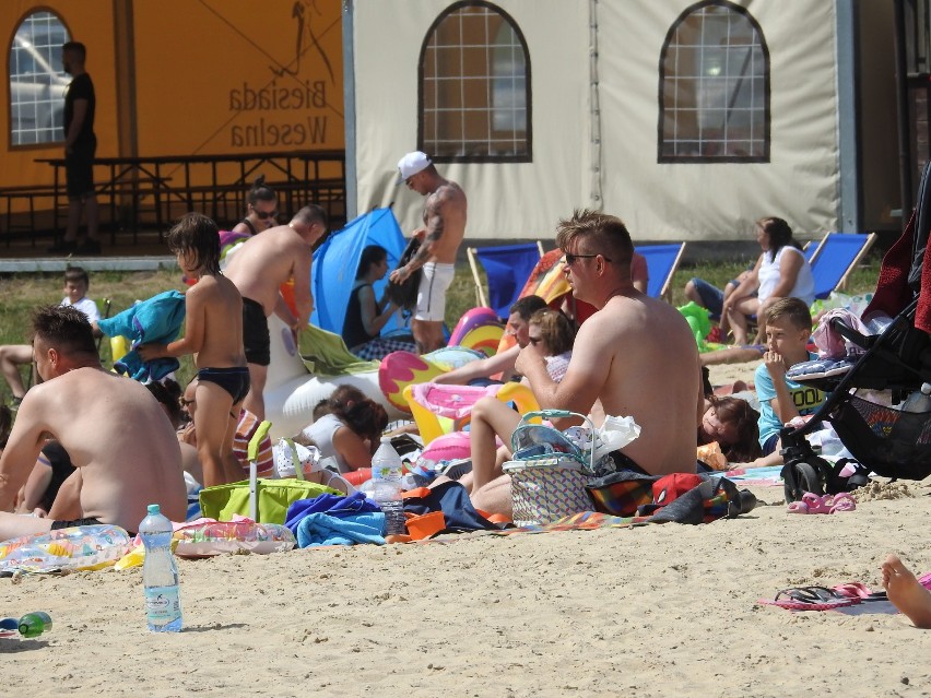 Tłumy nad zalewem w Korycinie. Wszyscy chcą zobaczyć, jak wygląda wyremontowana plaża (zdjęcia)