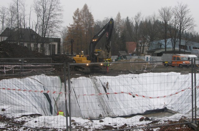 We wtorek w miejscu przyszłej stacji przechodnie mogli już zaobserwować wielką dziurę