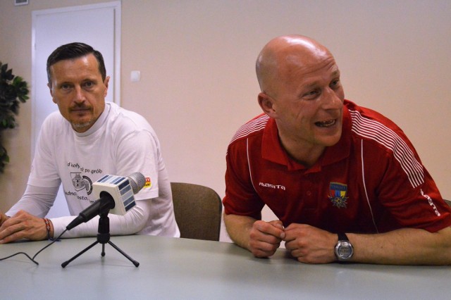 Janusz Niedźwiedź (z prawej, trener Podhala) i Tomasz Świderski (trener Soły, na dalszym planie).