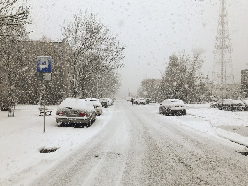 Uwaga kierowcy! Opady śniegu w Słupsku, trudne warunki na drogach [ZDJECIA]