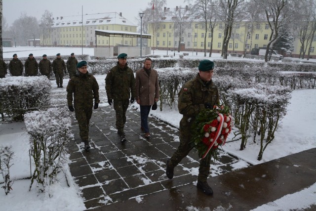 Po zbiórce uczestnicy obchodów święta WRiA złożyli wiązankę kwiatów oraz zapalili znicze przed Pomnikiem Poległych Artylerzystów