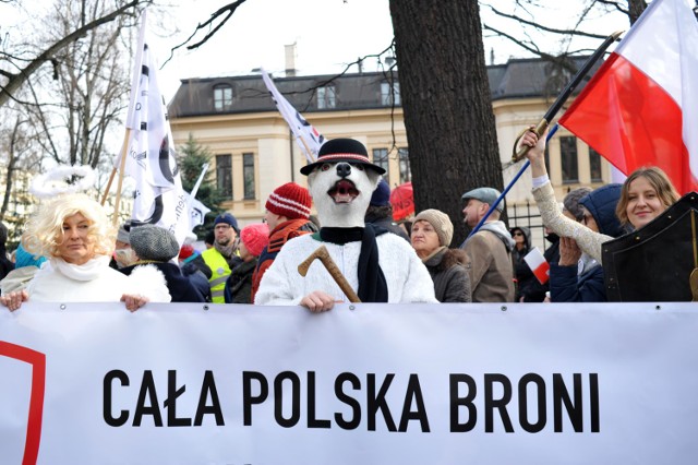 Pikieta pod Trybunałem Konstytucyjnym: "Pokażmy, że jeszcze Polska nie umarła" [ZDJĘCIA]