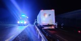 Wypadek na autostradzie A1 w okolicach Radomska. Ciężarówka uderzyła w bariery