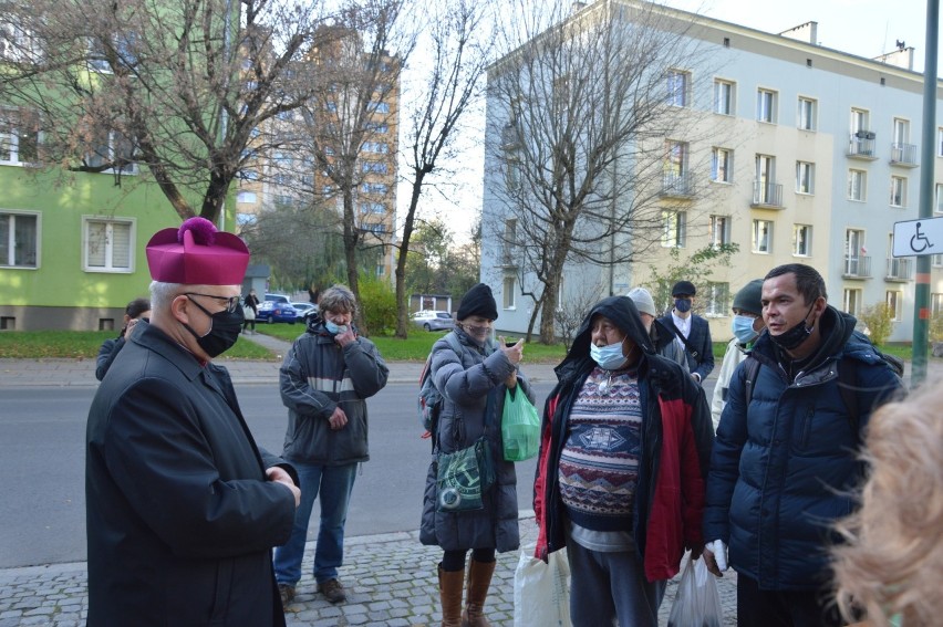 Światowy Dzień Ubogich w Opolu. Msza w katedrze, posiłek przed Domem Nadziei