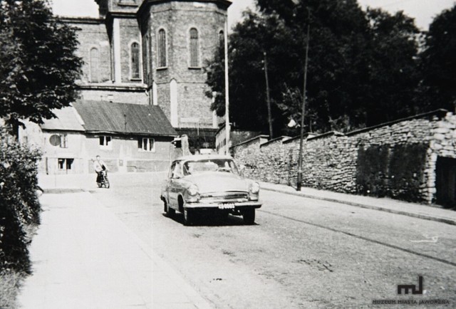 Może podczas tej nostalgicznej podróży, rozpoznacie na fotografiach siebie z dzieciństwa lub kogoś ze swoich bliskich? Podzielcie się w komentarzach wrażeniami z tego wspominkowego spaceru.